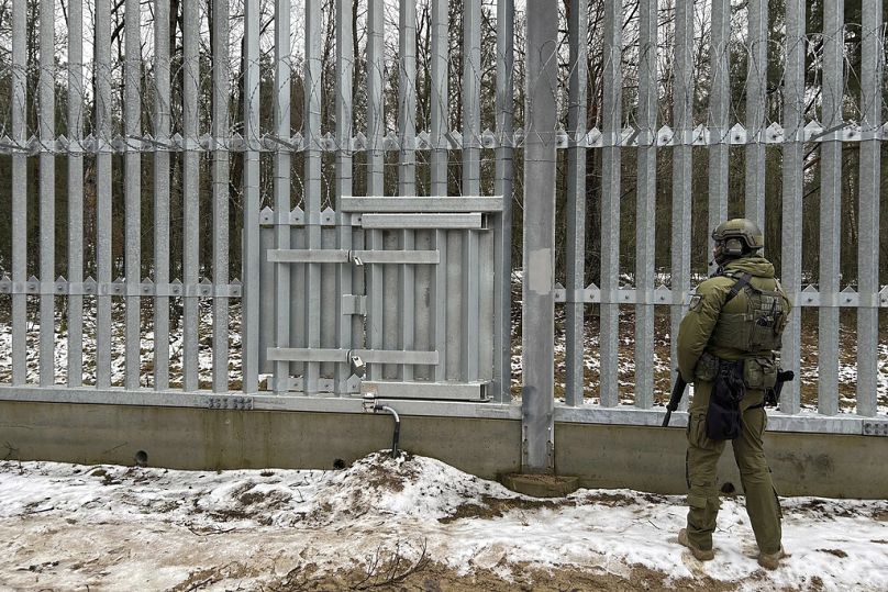 Polski strażnik graniczny patroluje przejście graniczne Połowce-Pieszczatka w Połowcach. 