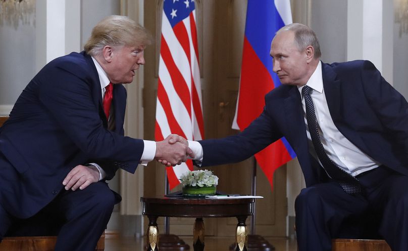 ABD Başkanı Donald Trump (solda) ve Rusya Devlet Başkanı Vladimir Putin (sağda), Helsinki'deki Başkanlık Sarayı'nda yapılan toplantının başında el sıkışırken.