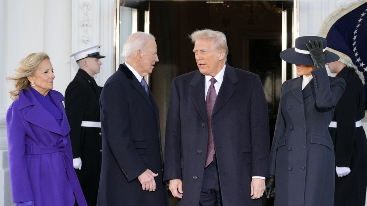 Donald Trump ve Melania Trump, 20 Ocak 2025 Pazartesi günü Washington'daki Beyaz Saray'a varışlarında Başkan Joe Biden ve First Lady Jill Biden tarafından karşılanıyor