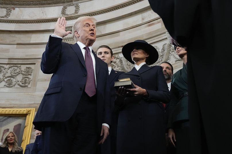Trump jura su cargo. 