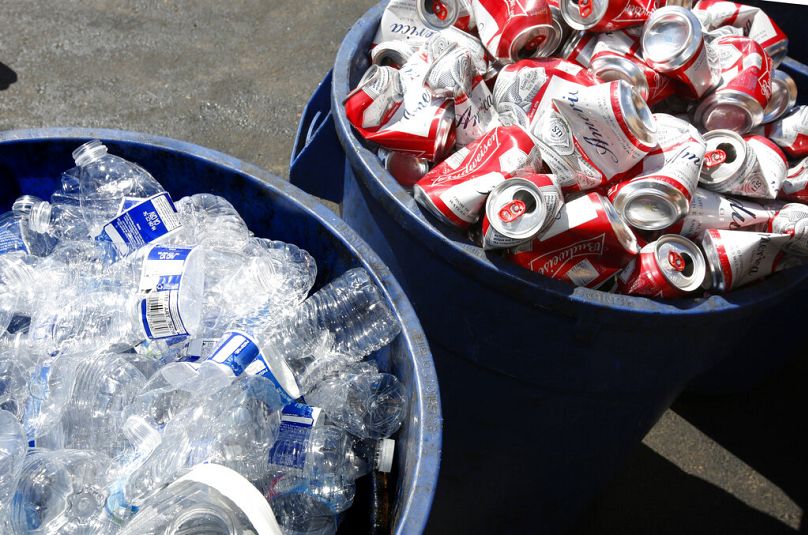 Bisfenol A wykorzystuje się do produkcji puszek i plastikowych opakowań.