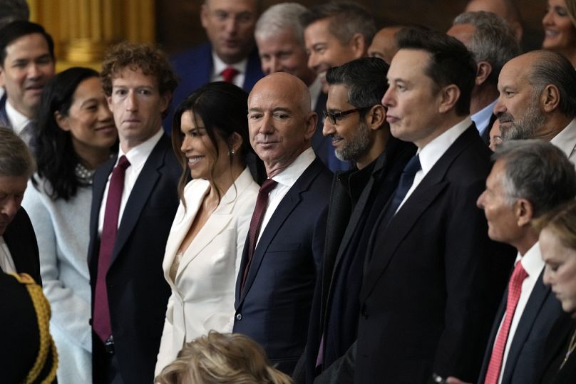 Convidados, incluindo Mark Zuckerberg, Jeff Bezos, Sundar Pichai e Elon Musk, chegam antes da 60.ª cerimónia de tomada de posse presidencial no Capitólio dos EUA