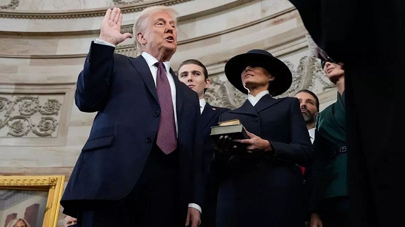 Trump does not touch the Bible for the oath