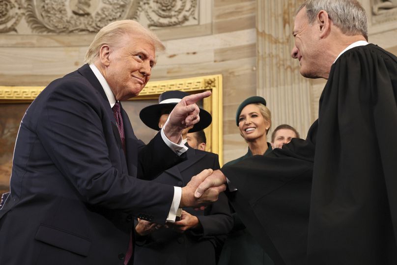 الرئيس دونالد ترامب يشير إلى رئيس المحكمة العليا جون روبرتس بعد أداء اليمين في القاعة المستديرة بمبنى الكابيتول الأمريكي في واشنطن