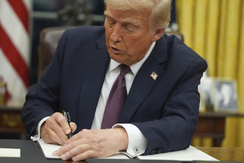 Prezydent Donald Trump podpisuje rozporządzenie wykonawcze w sprawie obywatelstwa z urodzenia w Gabinecie Owalnym Białego Domu, poniedziałek, 20 stycznia 2025 r.