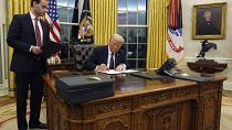 Präsident Donald Trump unterzeichnet im Oval Office eine Verfügung zum Austritt der USA aus der Weltgesundheitsorganisation.