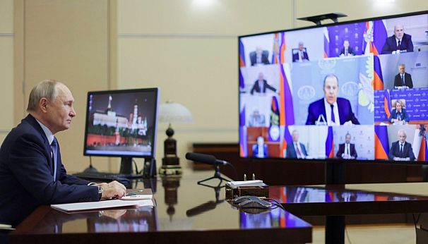 Putin holds a meeting with the members of the Security Council via videoconference
