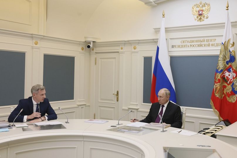 Le président russe Vladimir Poutine, à droite, et le gouverneur par intérim de la région de Smolensk, Vasily Anokhin, en 2023