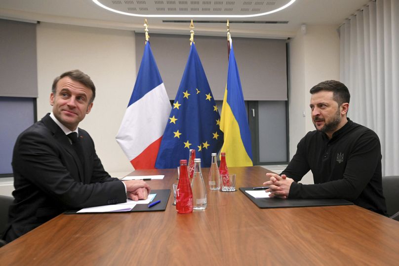 Il presidente francese Emmanuel Macron con il presidente ucraino Volodymyr Zelensky prima di un incontro a Bruxelles, 18 dicembre 2024