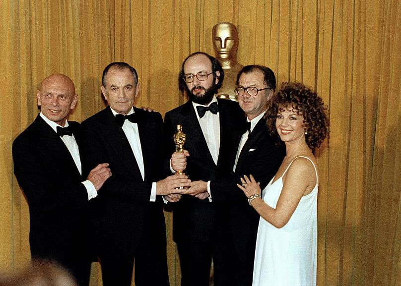 Bertrand Blier, au centre, reçoit l'Oscar du meilleur film étranger pour Préparez vos mouchoirs lors de la cérémonie des Oscars, le 9 avril 1979 à Los Angeles, aux États-Unis.