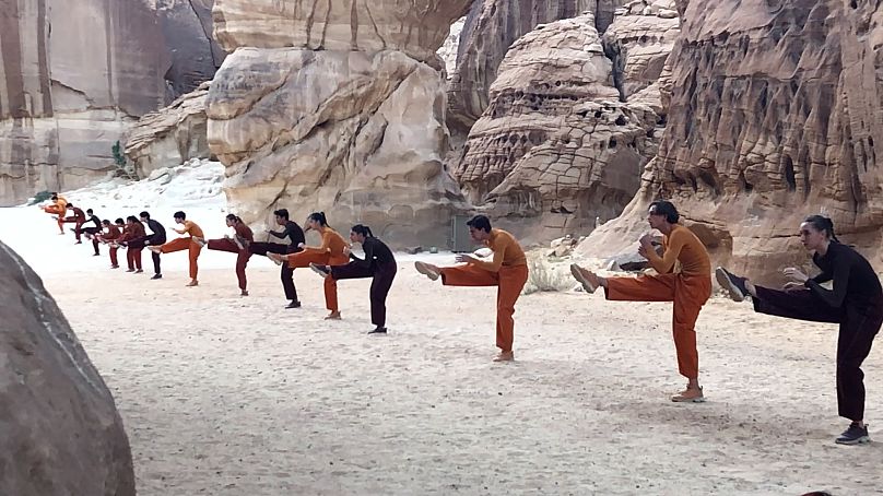 I ballerini francesi dello Junior Ballet si esibiscono in “Crossings” nel deserto mozzafiato di AlUla