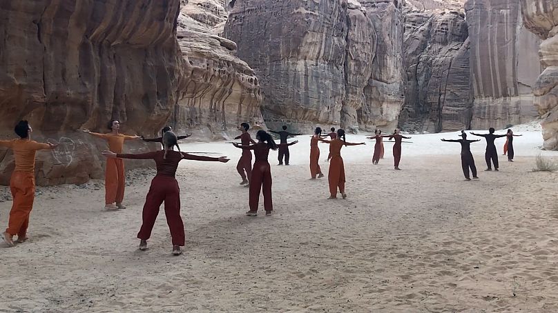 I ballerini francesi dello Junior Ballet si esibiscono in “Crossings” nel deserto mozzafiato di AlUla