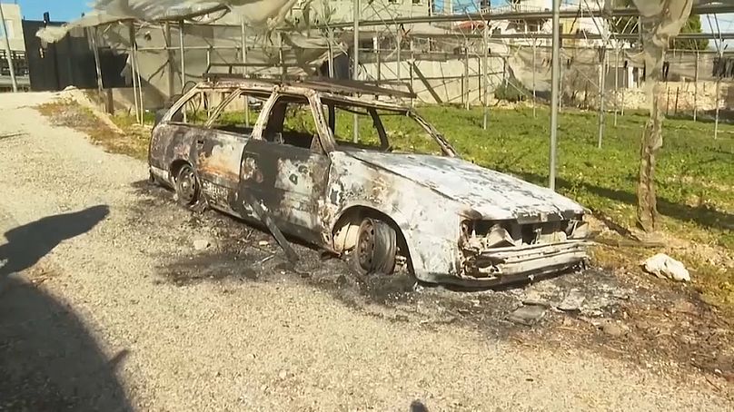 مستوطنون يضرمون النار بسيارات الفلسطينيين في الضفة الغربية المحتلة