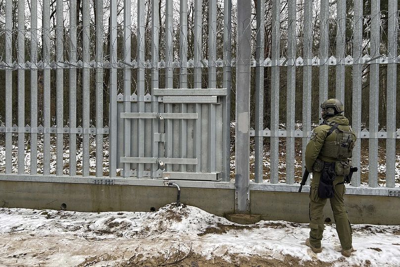 Un garde-frontière polonais regarde en direction du Bélarus au point de passage Połowce-Pieszczatka à Polowce, en Pologne, le jeudi 16 janvier 2025.