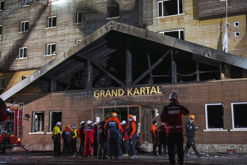 Strażacy i ekipy ratunkowe pracują na miejscu zdarzenia.
