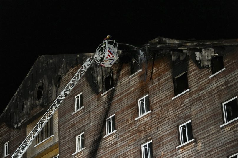Bombeiros e equipas de emergência trabalham após um incêndio que deflagrou num hotel na estância de esqui de Kartalkaya, situada na província de Bolu, no noroeste da Turquia