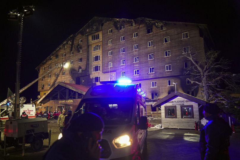 Löscharbeiten nach dem Feuer in einem Hotel im Skigebiet Kartalkaya in der Provinz Bolu im Nordwesten der Türkei - 21. Januar 2025