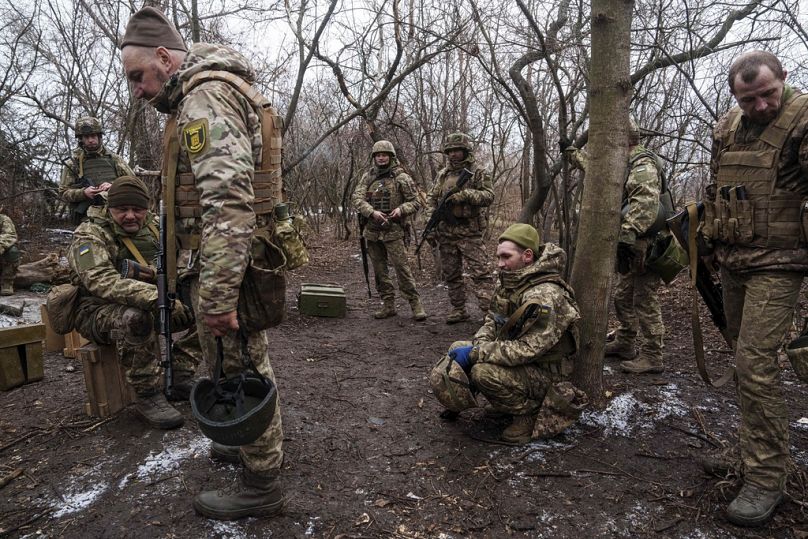 Militari ucraini della 24a brigata meccanizzata si riposano dopo un addestramento nella regione di Donetsk