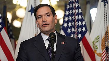 Dışişleri Bakanı Marco Rubio, Başkan Yardımcısı JD Vance tarafından Eisenhower İdari Ofis Binasındaki Başkan Yardımcılığı Tören Ofisinde yemin ettikten sonra konuşuyor.