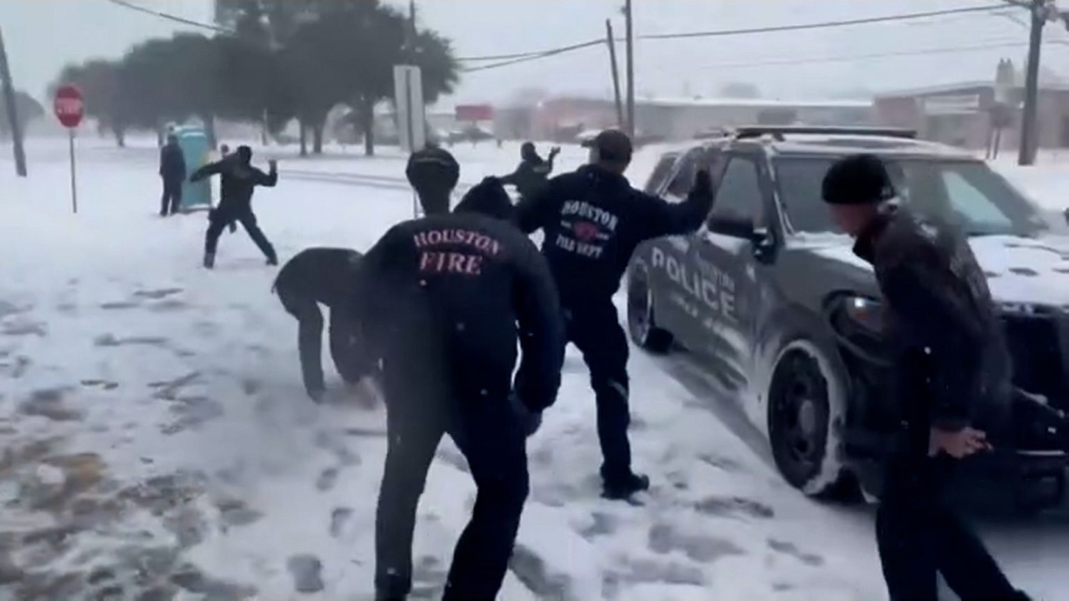 Pelea de bolas de nieve con bomberos y policías en Houston