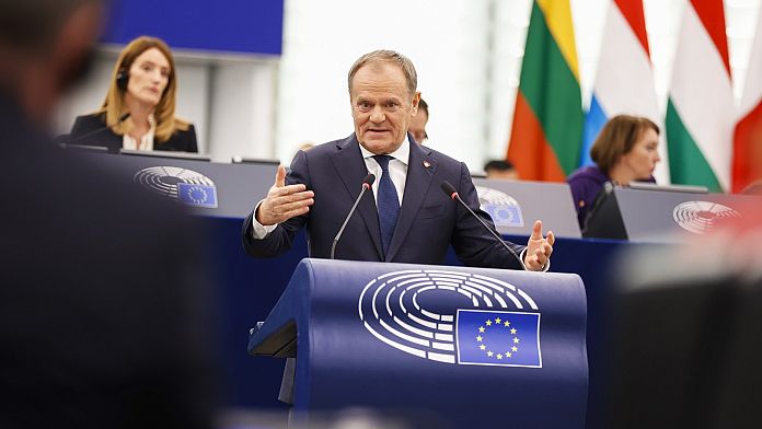 Tusk lancia un appello al Parlamento europeo per un'Europa "armata" e inveisce contro il Green Deal
