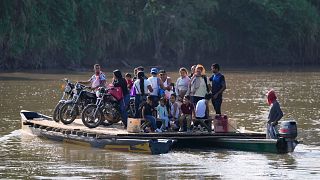 Un grupo de colombianos cruza un río hacia Venezuela desde la localidad de Tibú, el martes 21 de enero de 2025.