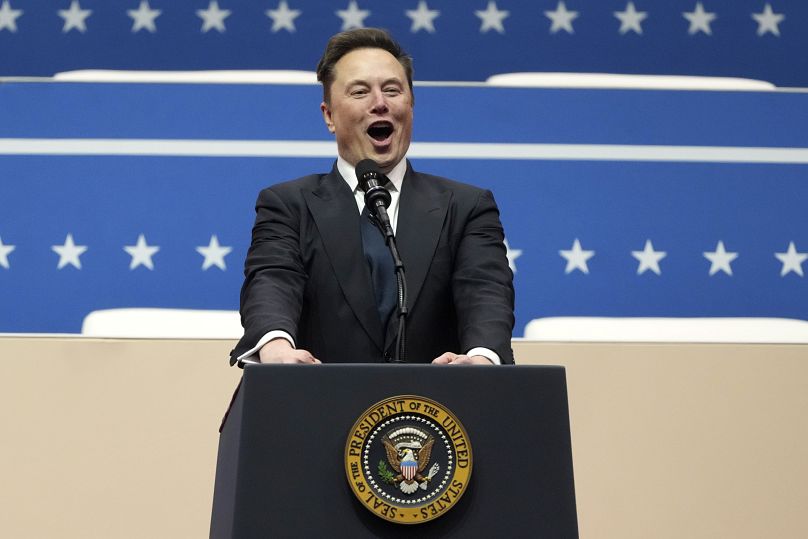 Elon Musk parla ad un evento della parata per l'insediamento di Donald Trump a Washington