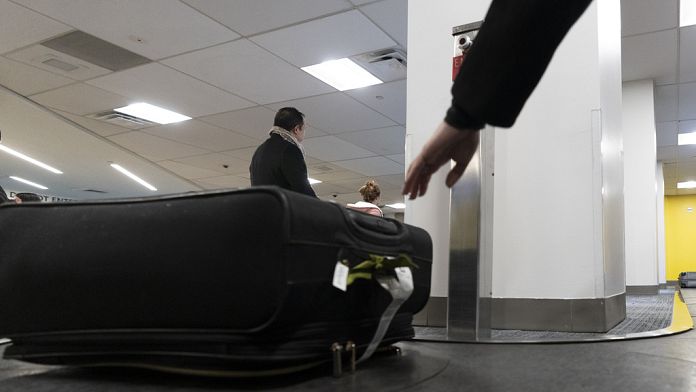 Portogallo, perquisite le case di un deputato di Chega: avrebbe rubato valigie negli aeroporti