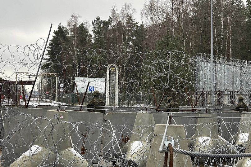 Les gardes-frontières polonais regardent en direction du Bélarus au point de passage Połowce-Pieszczatka à Polowce, en Pologne, le jeudi 16 janvier 2025.