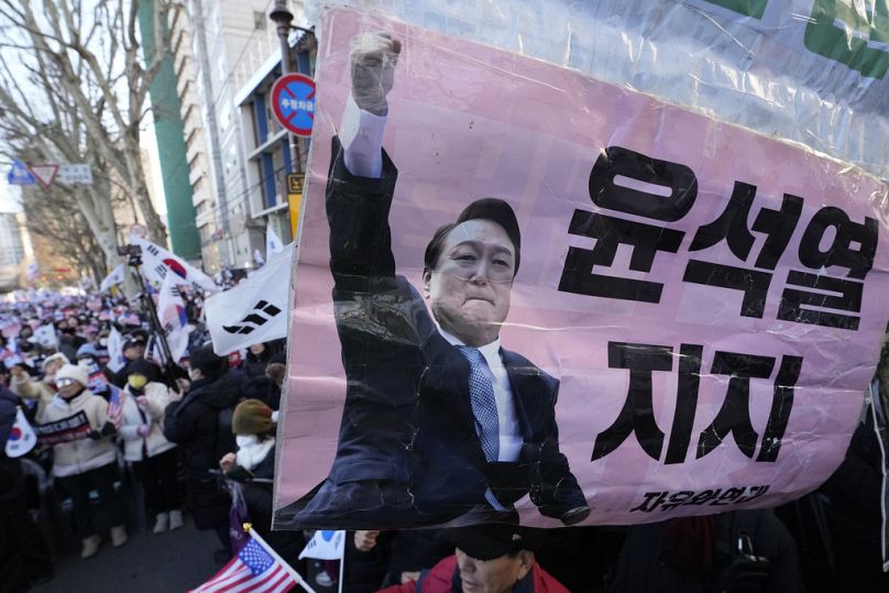 Partidarios del presidente surcoreano destituido, Yoon Suk Yeol, asisten a una manifestación para oponerse a su destitución, el jueves 23 de enero de 2025.