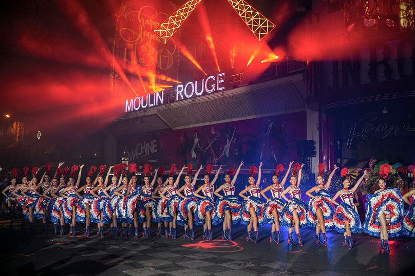 Los bailarines del Moulin Rouge actúan en la celebración del 130 aniversario del Moulin Rouge el domingo 6 de octubre de 2019 en París