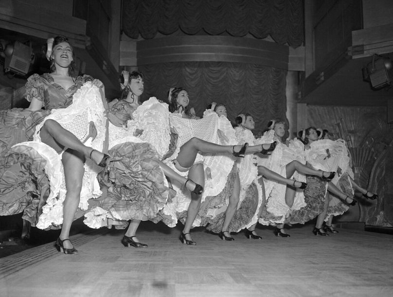 Les célèbres danseuses de French Cancan répètent leur numéro à la boîte de nuit « Tabarin » à Paris, le 14 avril 1953.