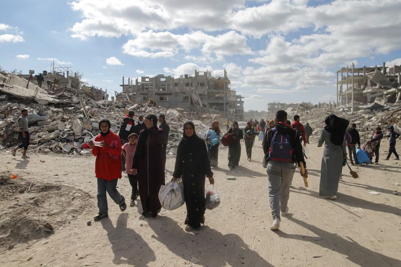 نازحون فلسطينيون يعودون إلى رفح، جنوب قطاع غزة، بعد يوم واحد من دخول اتفاق وقف إطلاق النار حيز التنفيذ، الاثنين، 20 يناير/كانون الثاني 2025