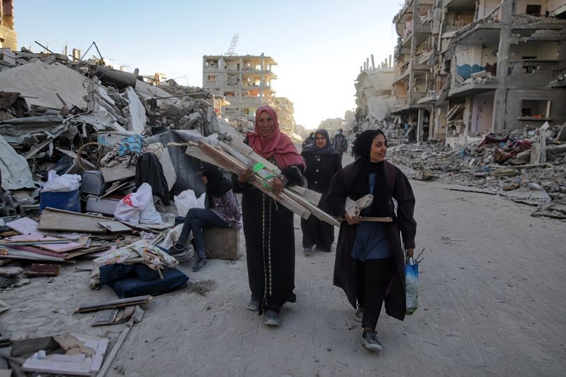 نازحون فلسطينيون يعودون إلى رفح، جنوب قطاع غزة، بعد يوم واحد من دخول اتفاق وقف إطلاق النار حيز التنفيذ، الاثنين، 20 يناير/كانون الثاني 2025