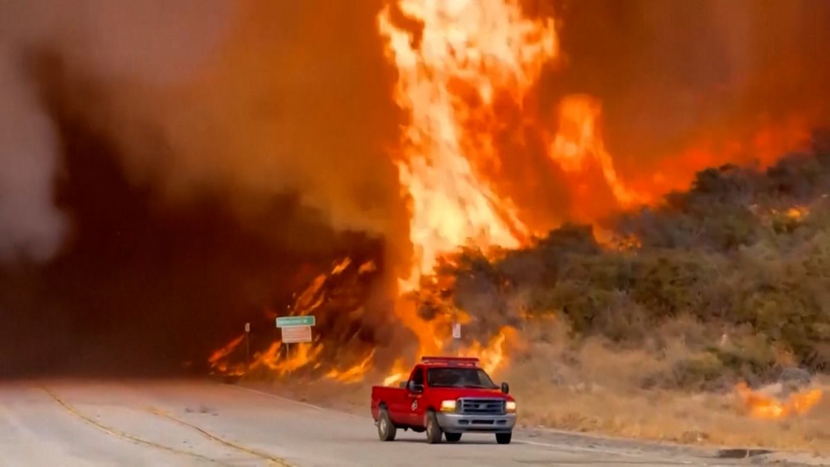 Un incendie de forêt qui évolue rapidement menace des habitations au nord de Los Angeles