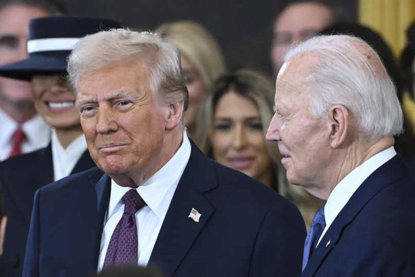 الرئيس الأمريكي السابق جو بايدن والرئيس الأمريكي دونالد ترامب يقفان معًا قبل بدء مراسم تنصيب الرئيس الستين في واشنطن 20 كانون الثاني يناير 2025