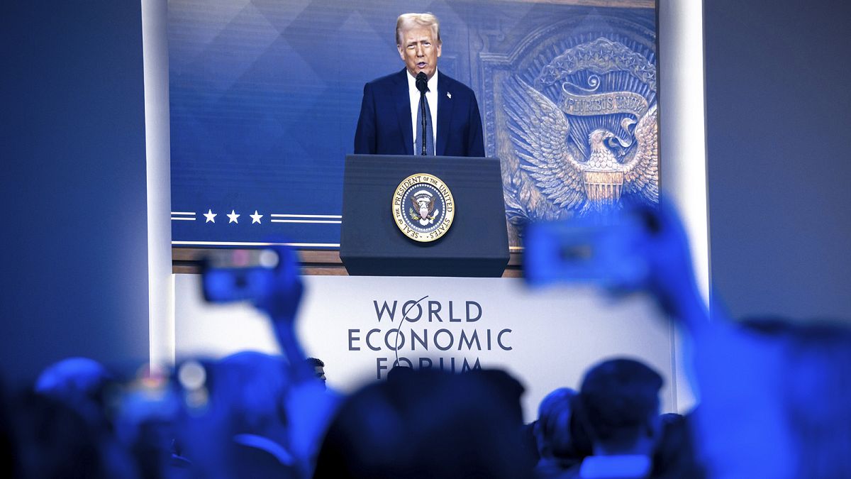 Investir aux États-Unis ou payer des droits de douane, dit Donald Trump à Davos