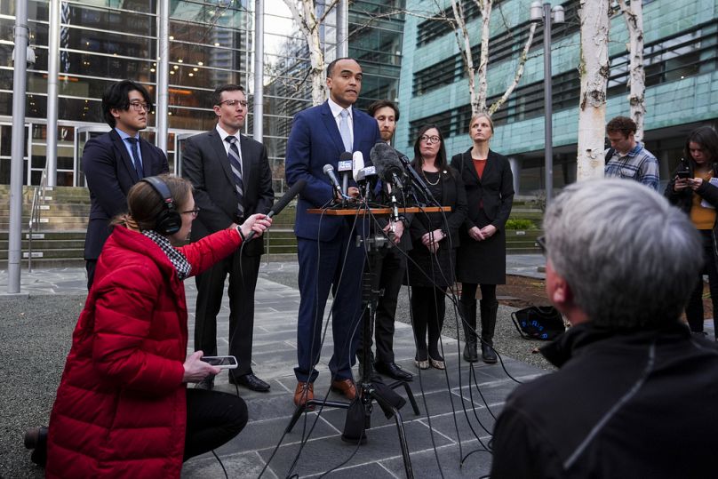 Le procureur général de l'État de Washington, Nick Brown, s'exprime après qu'un juge fédéral a temporairement bloqué le décret du président Donald Trump, jeudi 23 janvier 2025