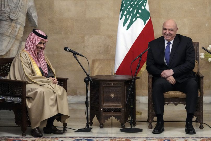 El presidente libanés, Joseph Aoun, se reúne con el ministro de Asuntos Exteriores de Arabia Saudita, el príncipe Faisal bin Farhan al-Saud