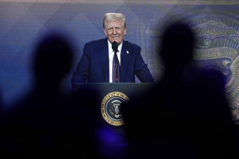 La gente sigue un discurso virtual del presidente estadounidense Donald Trump en la Reunión Anual del Foro Económico Mundial en Davos, Suiza, el jueves 23 de enero de 2025