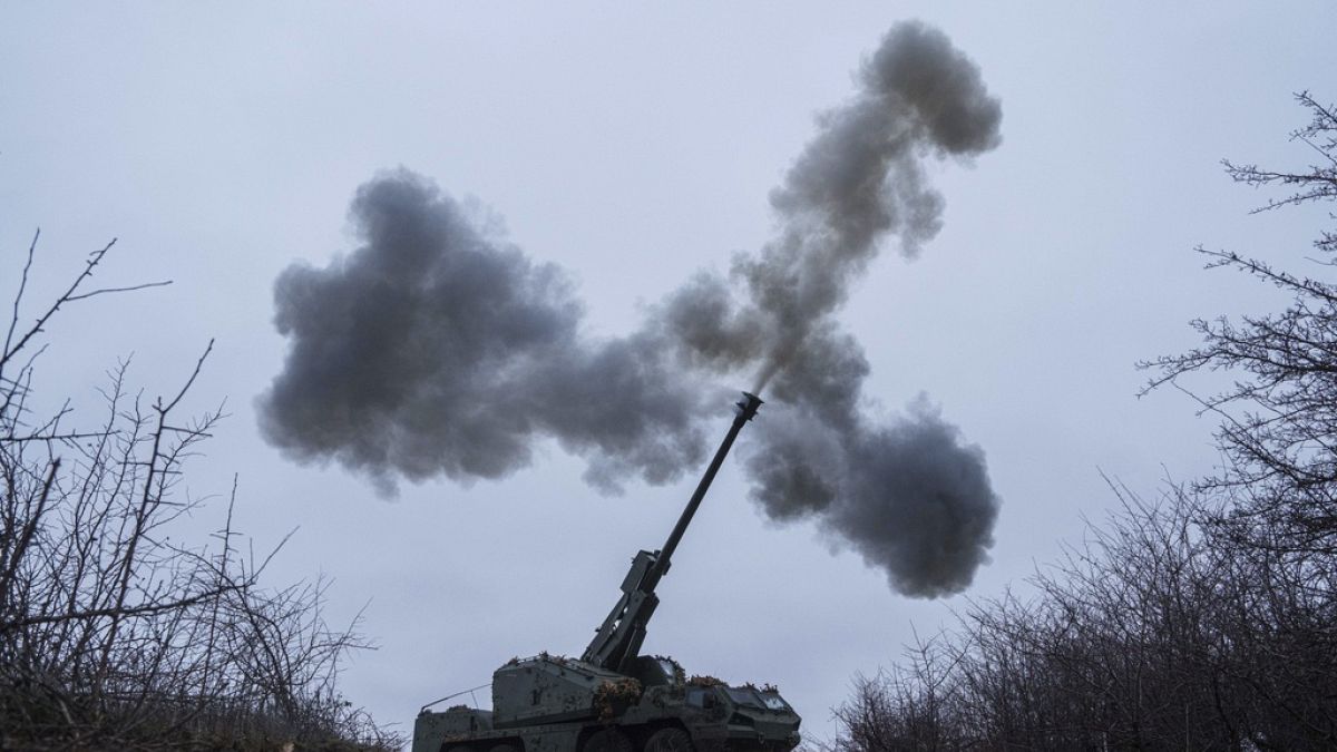 El personal de los servicios de emergencia transporta el cuerpo de un residente local después de un ataque con un dron ruso en la región de Kiev, Ucrania, el 24 de enero, 2025
