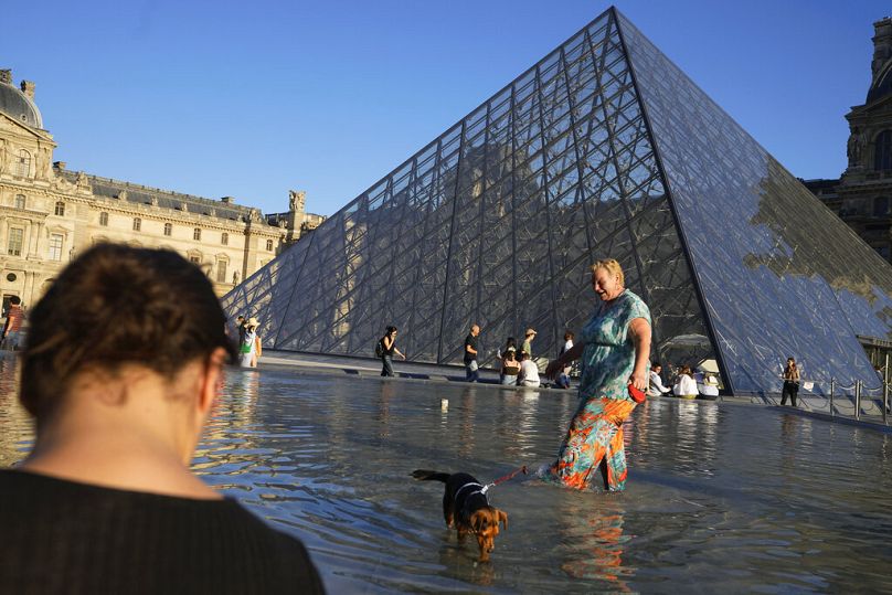 A Louvre piramisában elviselhetetlen a hőség nyáron