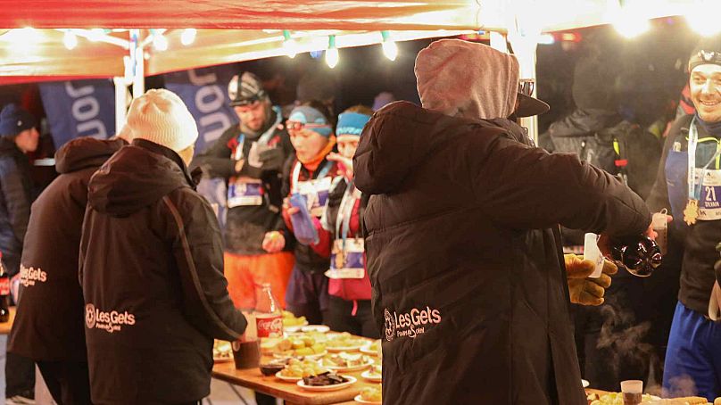 Die Läufer des Trails des Gets Hiver genießen nach dem Trail-Rennen eine wohlverdiente Mahlzeit, 18. Januar 2025