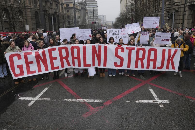 Sztrájkra buzdítottak a tiltakozó egyetemisták Belgrádban 2025. január 24-én