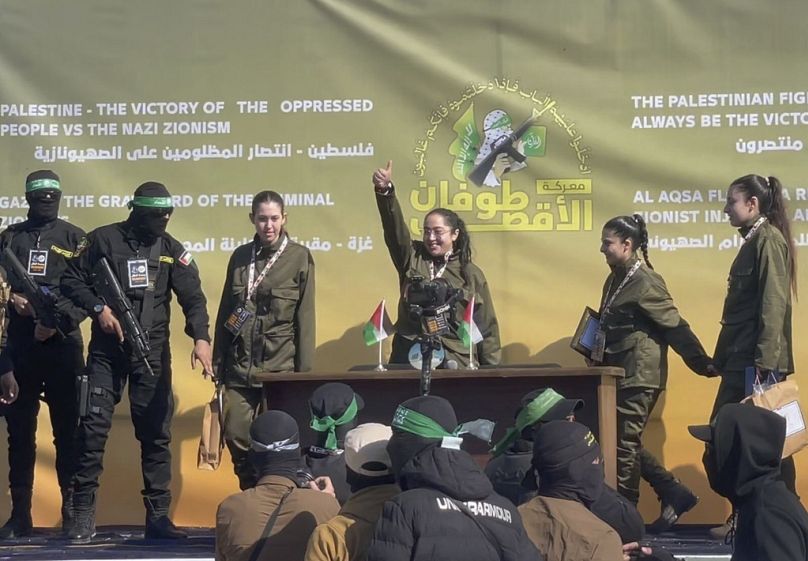 الأسيرات الإسرائيليات يلوحن للحشد فلسطيني قبل تسليمهن إلى الصليب الأحمر في مدينة غزة، السبت، 25 يناير، 2025.