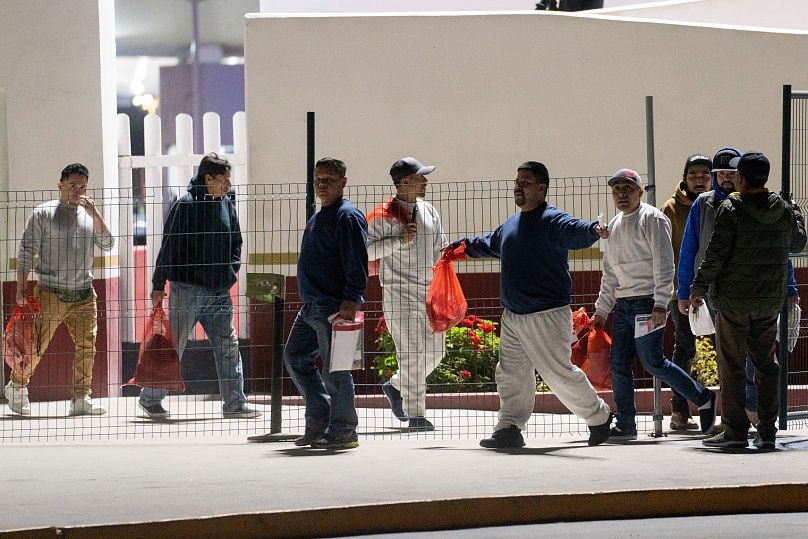 مهاجرون يدخلون المكسيك على طول جسر إل تشابارال الحدودي للمشاة في تيخوانا، المكسيك، الثلاثاء 21 يناير 2025، بعد ترحيلهم من الولايات المتحدة