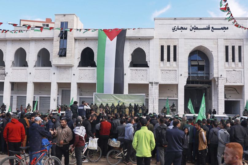 Combatentes do Hamas estão posicionados no centro da cidade de Gaza antes da libertação planeada de quatro reféns israelitas que foram entregues à Cruz Vermelha