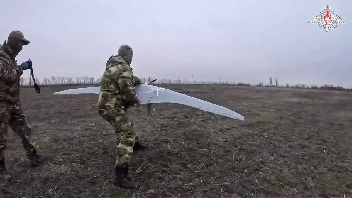 ロシアは、ドネスクト戦線を移動しながら、いくつかのウクライナの都市を砲撃します