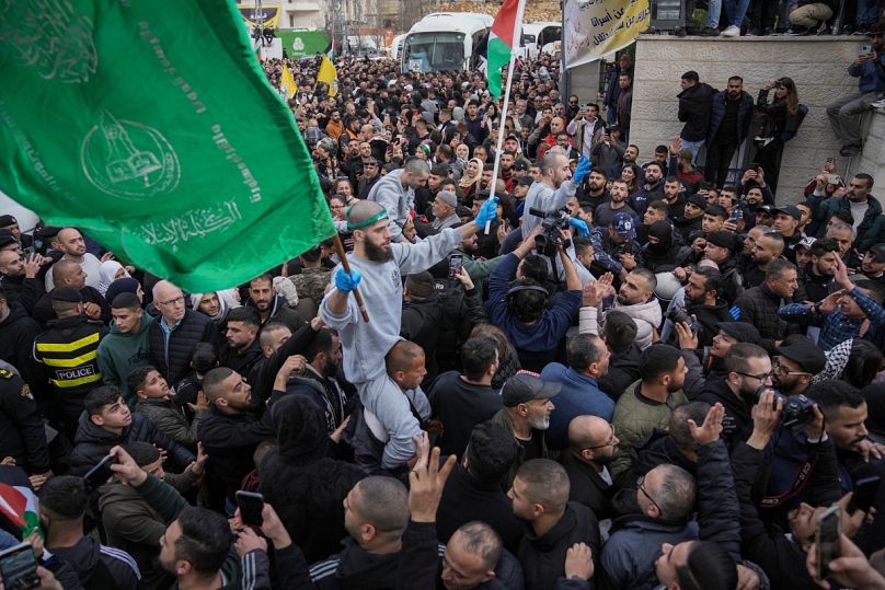 أسرى فلسطينيون محررون من السجون الإسرائيلية أثناء استقبالهم من قبل  الجماهير في مدينة رام الله بالضفة الغربية، السبت 25 يناير/كانون الثاني 2025