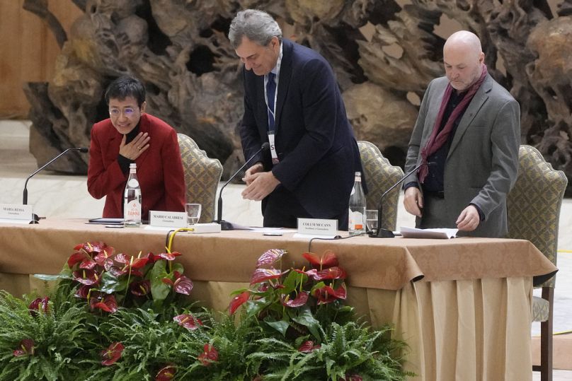 Maria Ressa, prémio Nobel da Paz e jornalista filipina, agradece os aplausos no final do seu discurso durante o jubileu da comunicação na Sala Paulo VI, no Vaticano, 